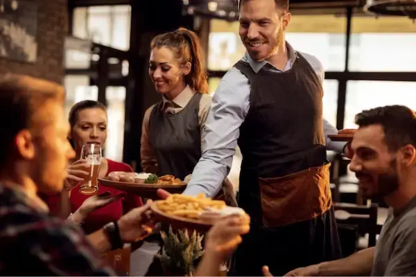 jovem garçonete servindo uma mesa em um restaurante