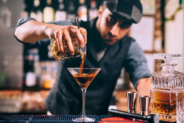 barman preparendo um drink